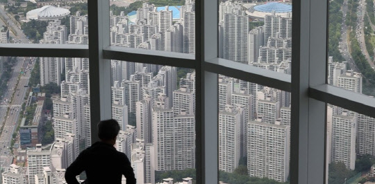 서울 송파구 롯데월드타워 전망대 서울스카이에서 바라본 서울 아파트 단지 모습. <연합뉴스>